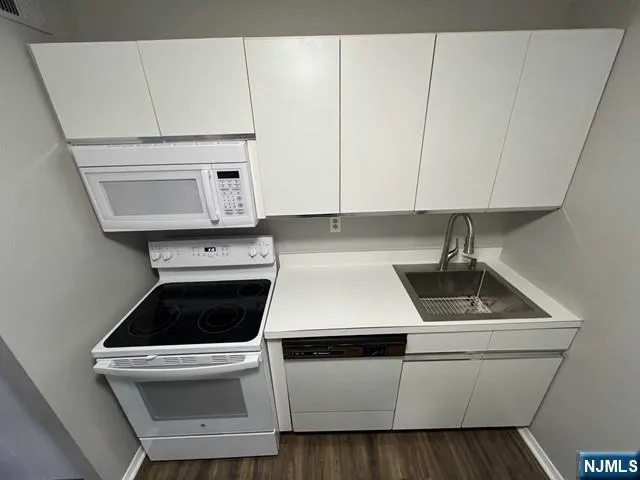 111 Mulberry Street 2R Newark, NJ 07102