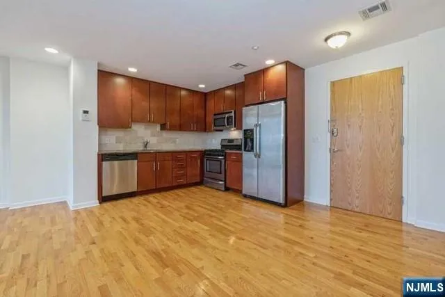 17 Meadow Road 306 Rutherford, NJ 07070