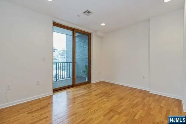 17 Meadow Road 306 Rutherford, NJ 07070