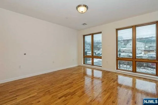 17 Meadow Road 306 Rutherford, NJ 07070