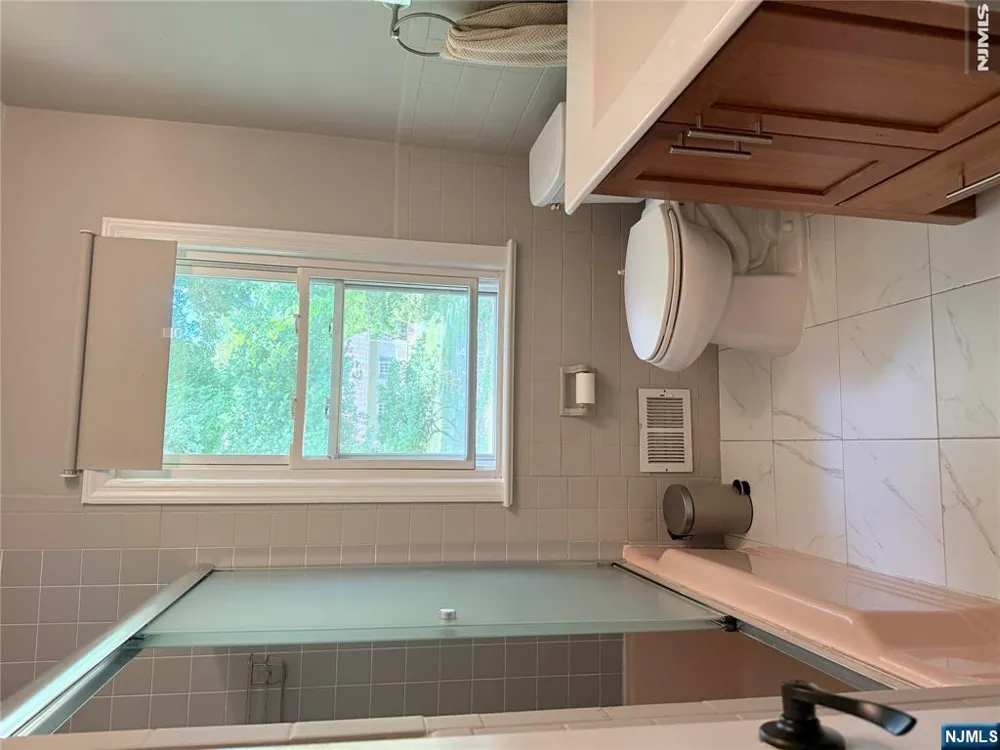 180 Orchard Street Allendale, NJ 07401