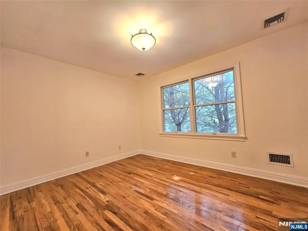 15 Cobblestone Way 15 Tenafly, NJ 07670