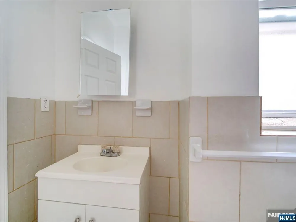 147 Huntington Terrace 143 Newark, NJ 07112