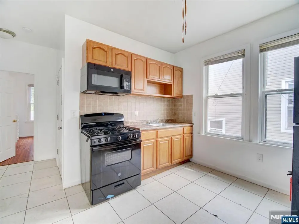 147 Huntington Terrace 143 Newark, NJ 07112