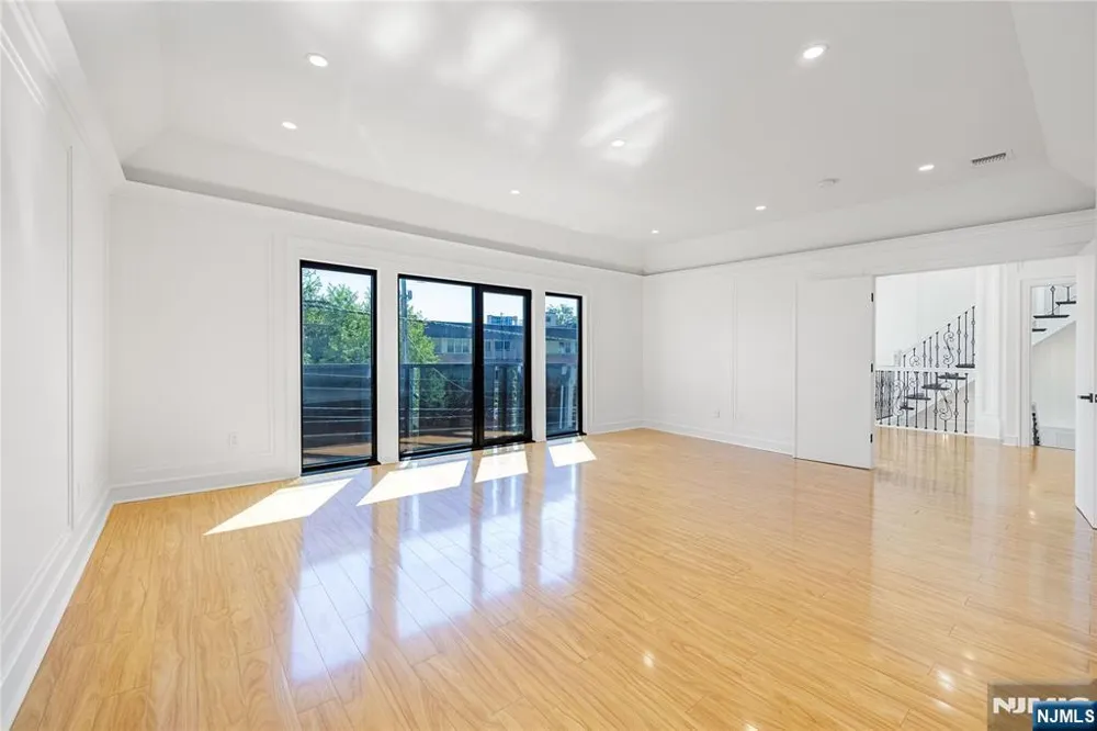 1080 River Road Edgewater, NJ 07020