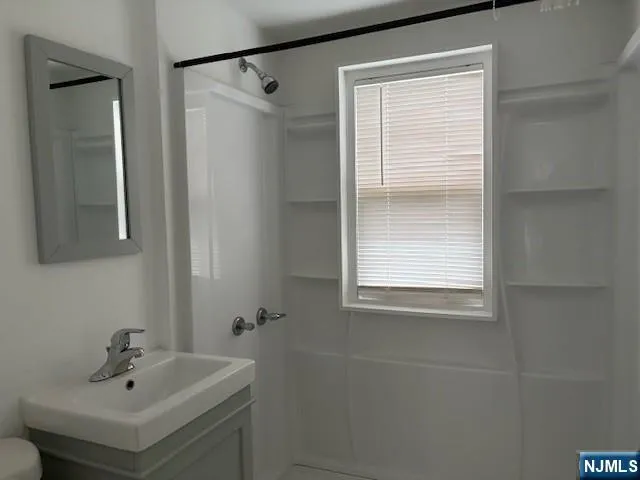 166 Rochelle 2 Rochelle Park, NJ 07652
