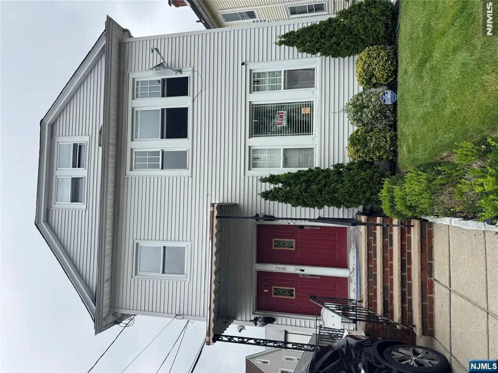 28 Onyx Court 1st Passaic, NJ 07055