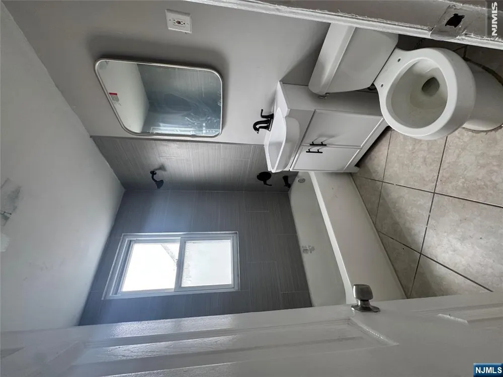 28 Onyx Court 1st Passaic, NJ 07055