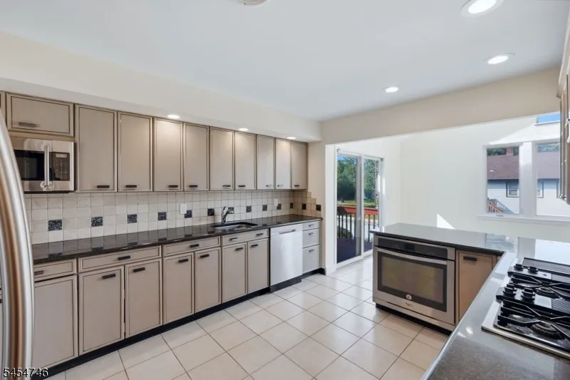 177 Truman Ter Paramus, NJ 07652