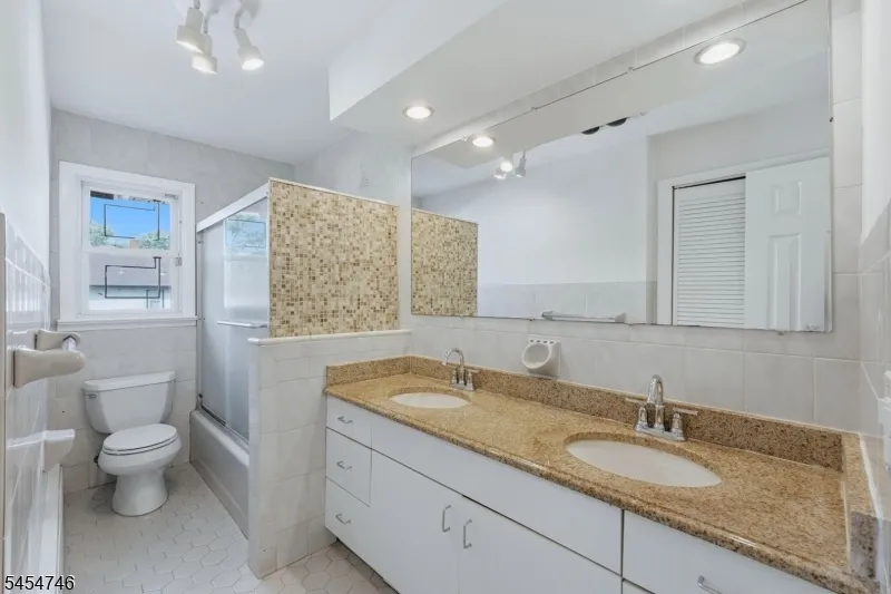 177 Truman Ter Paramus, NJ 07652