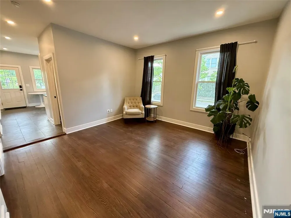 686 Lafayette Avenue Hawthorne, NJ 07506
