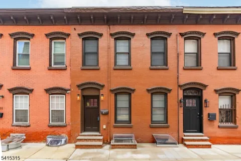 16 Eagle St