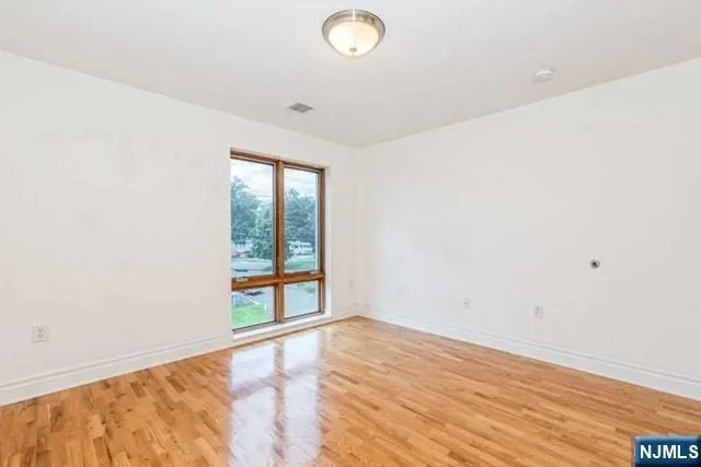 17 Meadow Road 307 Rutherford, NJ 07070