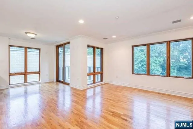 17 Meadow Road 307 Rutherford, NJ 07070