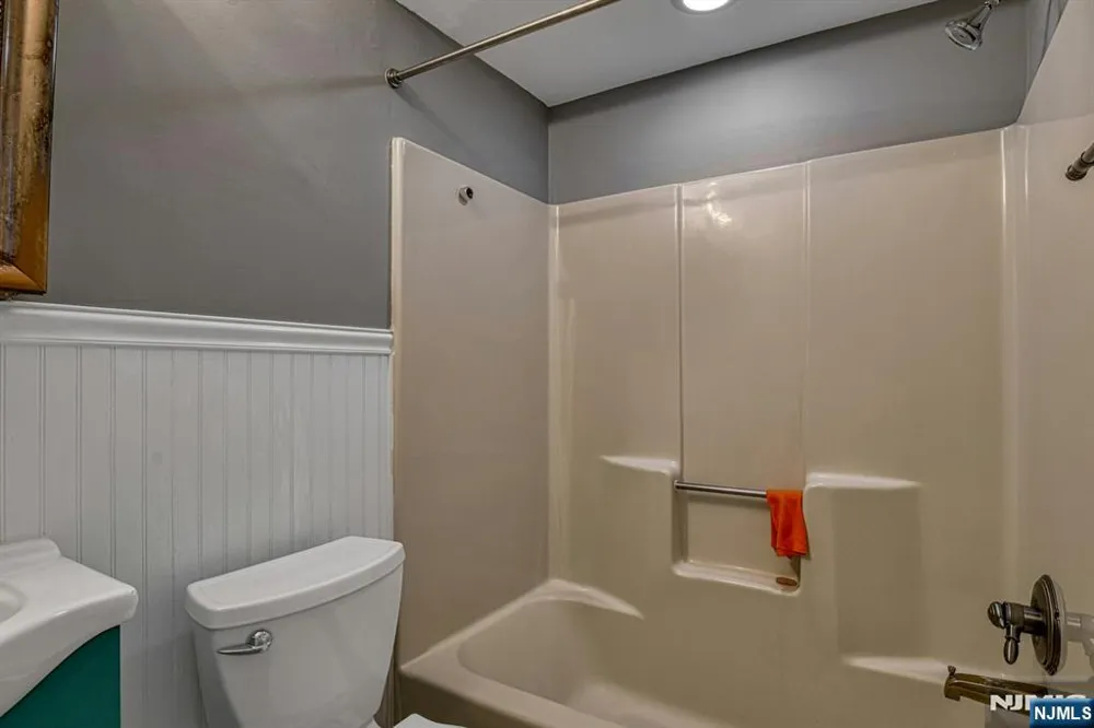 31 Home Place 1 Bergenfield, NJ 07621