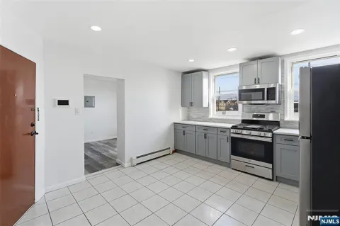 280 Wilson Avenue 2L