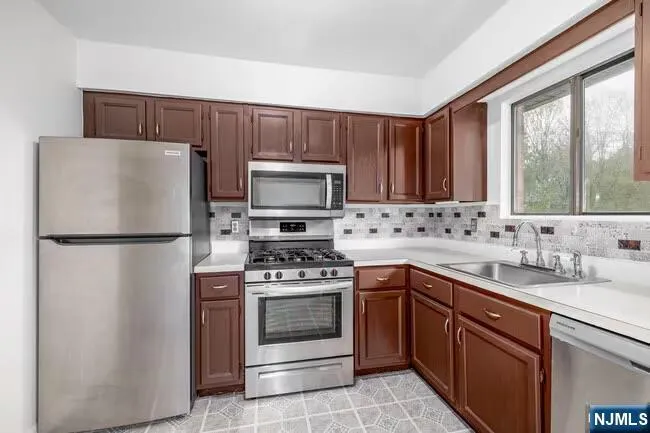 244 Collignon 5B River Vale, NJ 07675