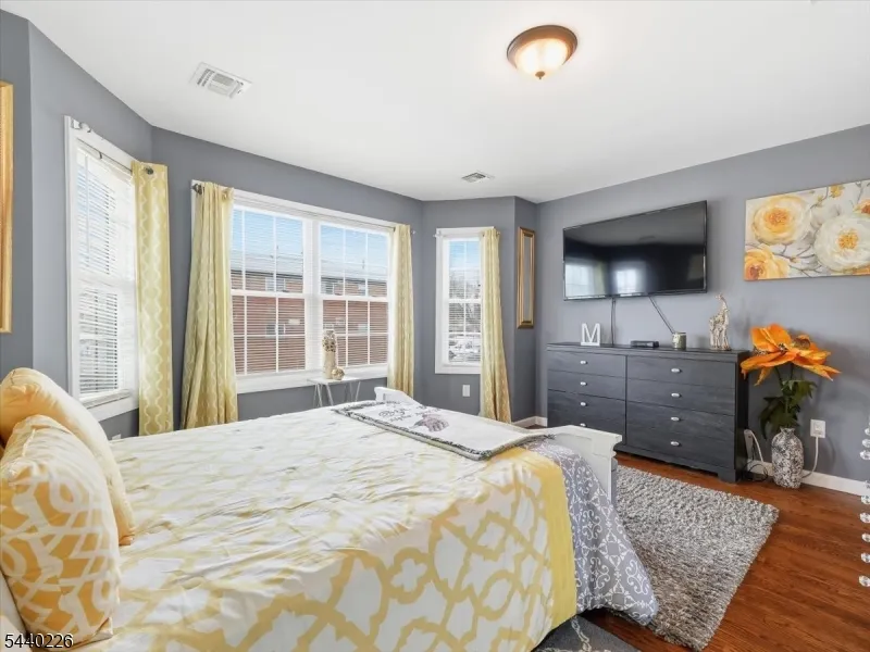 911 Worth Ave Linden City, NJ 07036