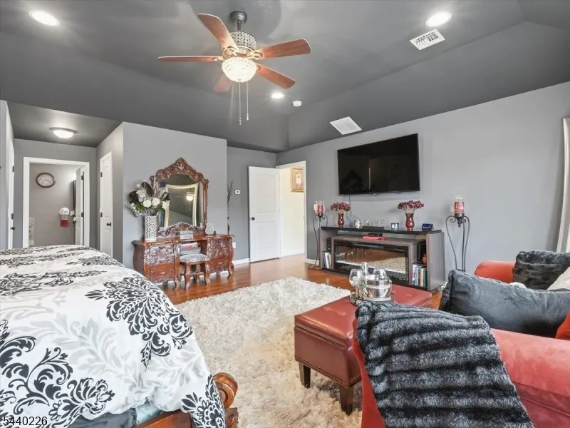 911 Worth Ave Linden City, NJ 07036