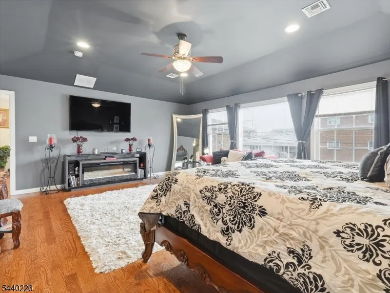 911 Worth Ave Linden City, NJ 07036