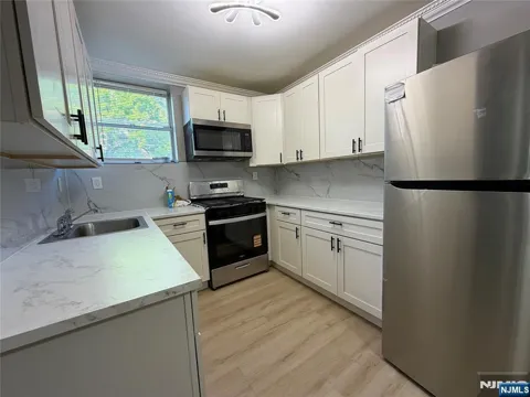9066 Palisade Plaza