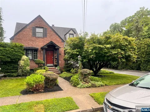 83 Rollins Avenue 2