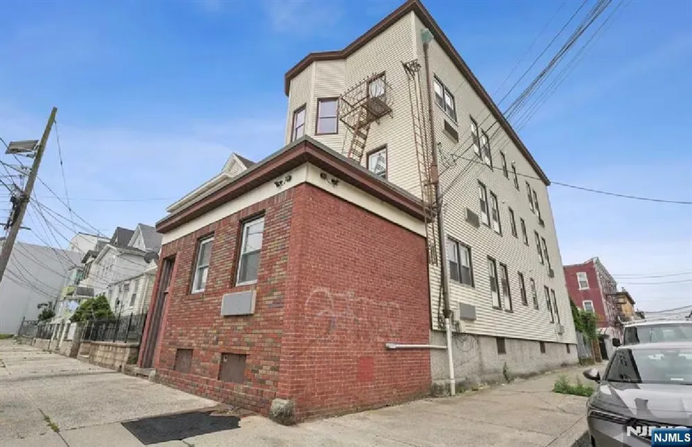 109 10th Street 2F Passaic, NJ 07055