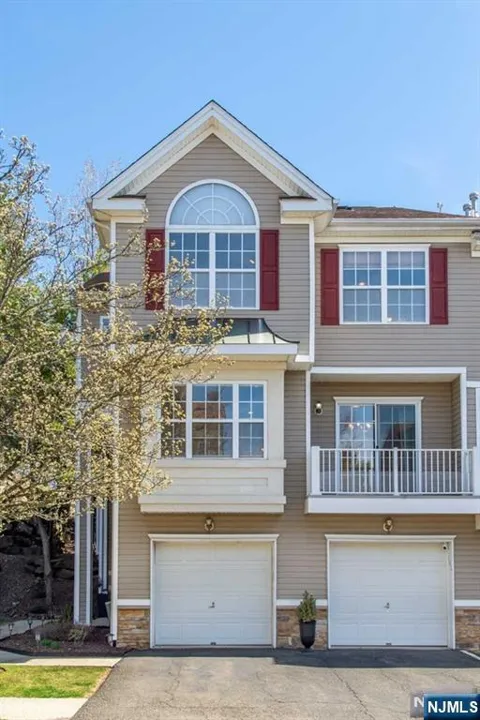 102 Lakeview Court