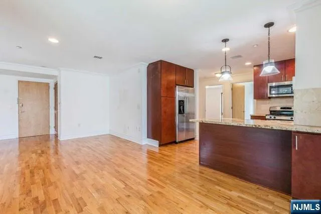 17 Meadow Road 310 Rutherford, NJ 07070