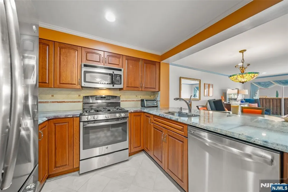 303 Ellery Court 303 Edgewater, NJ 07020