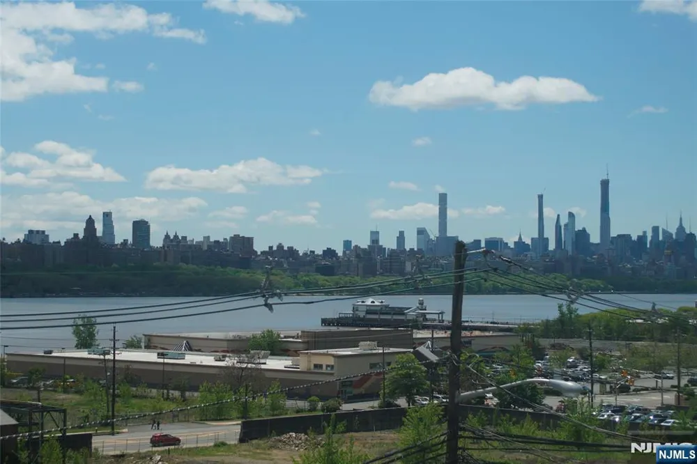 154 Undercliff Avenue 6 Edgewater, NJ 07020