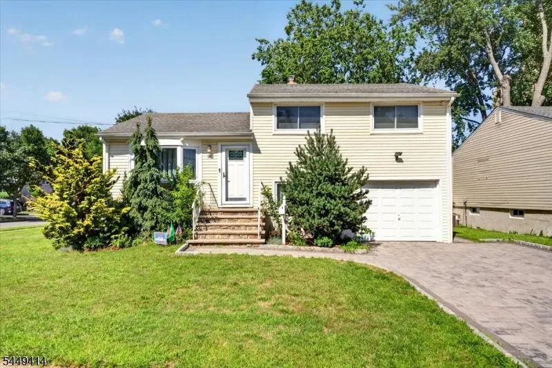 26 Cedar Dr Rochelle Park, NJ 07662