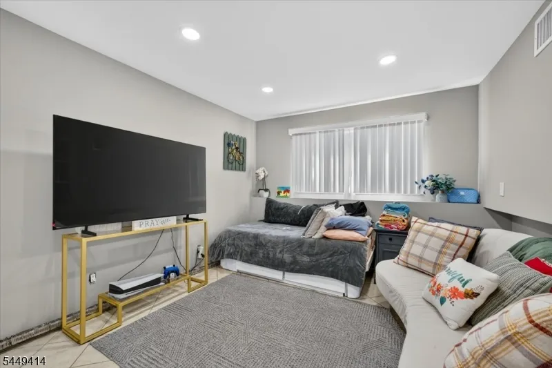 26 Cedar Dr Rochelle Park, NJ 07662