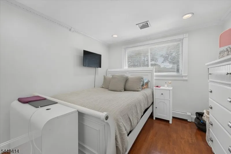 26 Cedar Dr Rochelle Park, NJ 07662