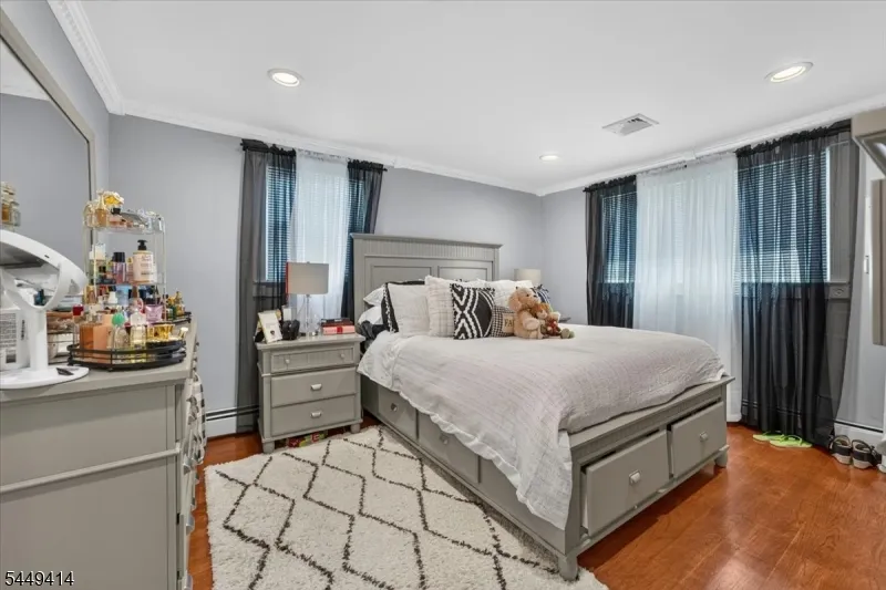 26 Cedar Dr Rochelle Park, NJ 07662