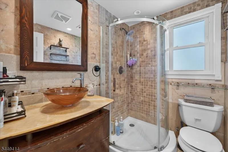 26 Cedar Dr Rochelle Park, NJ 07662
