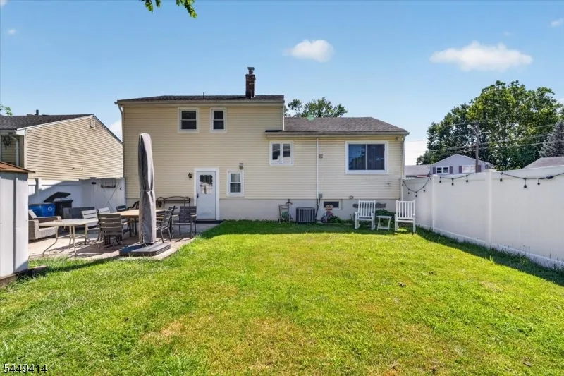 26 Cedar Dr Rochelle Park, NJ 07662
