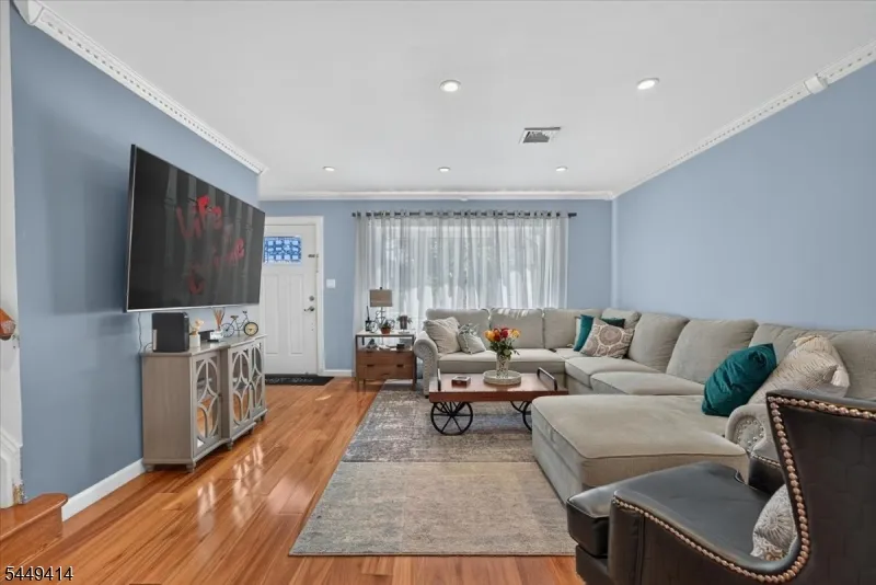 26 Cedar Dr Rochelle Park, NJ 07662
