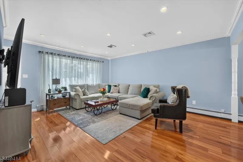 26 Cedar Dr Rochelle Park, NJ 07662
