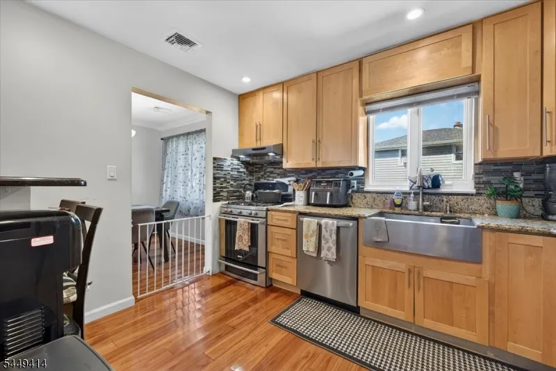 26 Cedar Dr Rochelle Park, NJ 07662