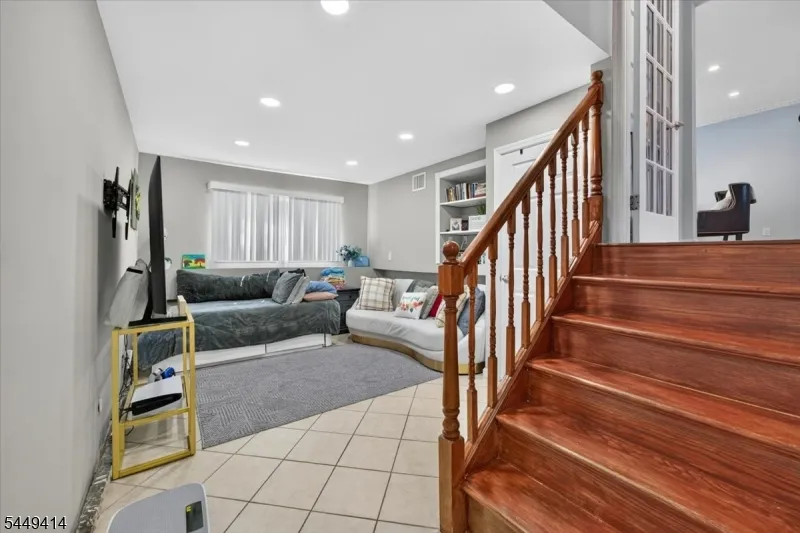 26 Cedar Dr Rochelle Park, NJ 07662