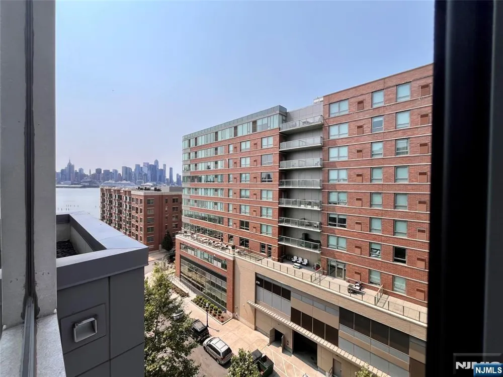 9 Ave At Port Imperial 818 West New York, NJ 07093