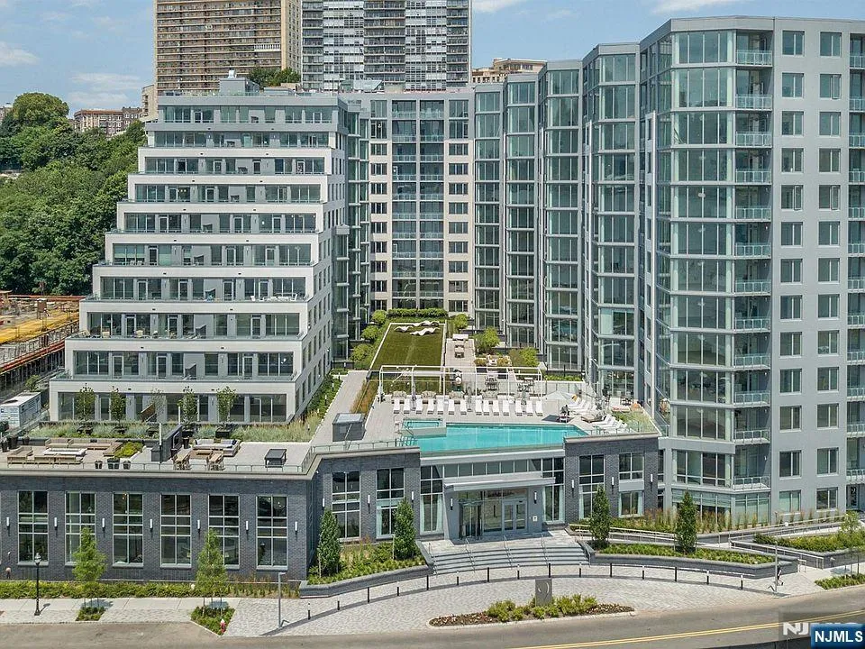 9 Ave At Port Imperial 818 West New York, NJ 07093