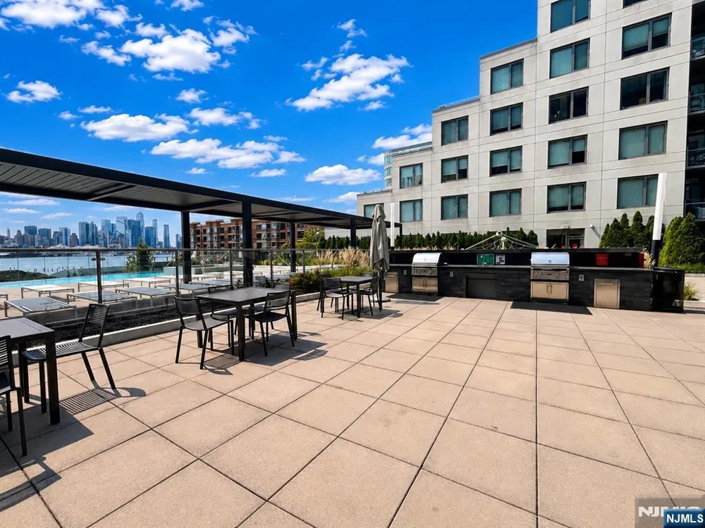 9 Ave At Port Imperial 818 West New York, NJ 07093