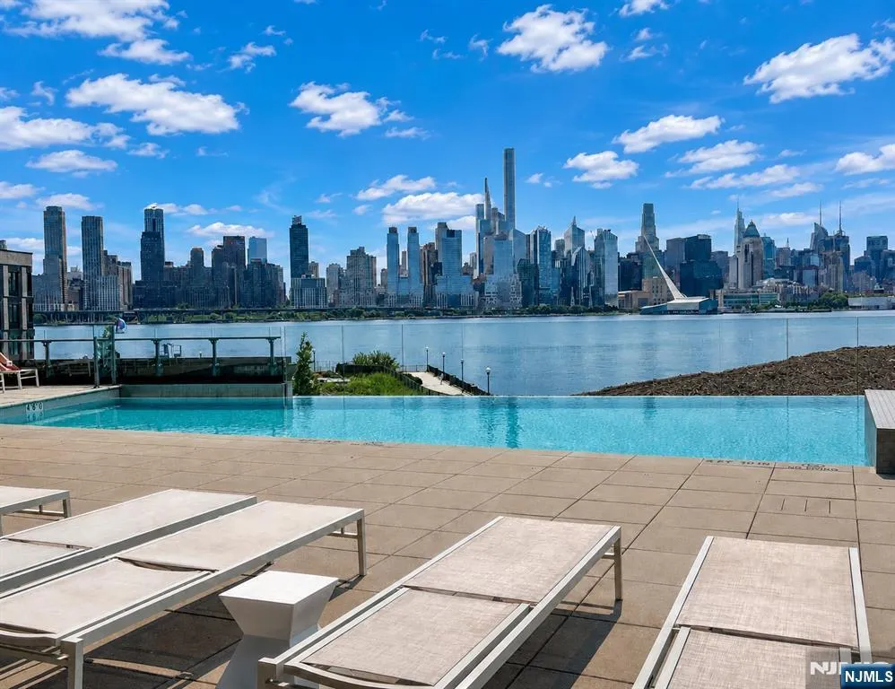 9 Ave At Port Imperial 818 West New York, NJ 07093