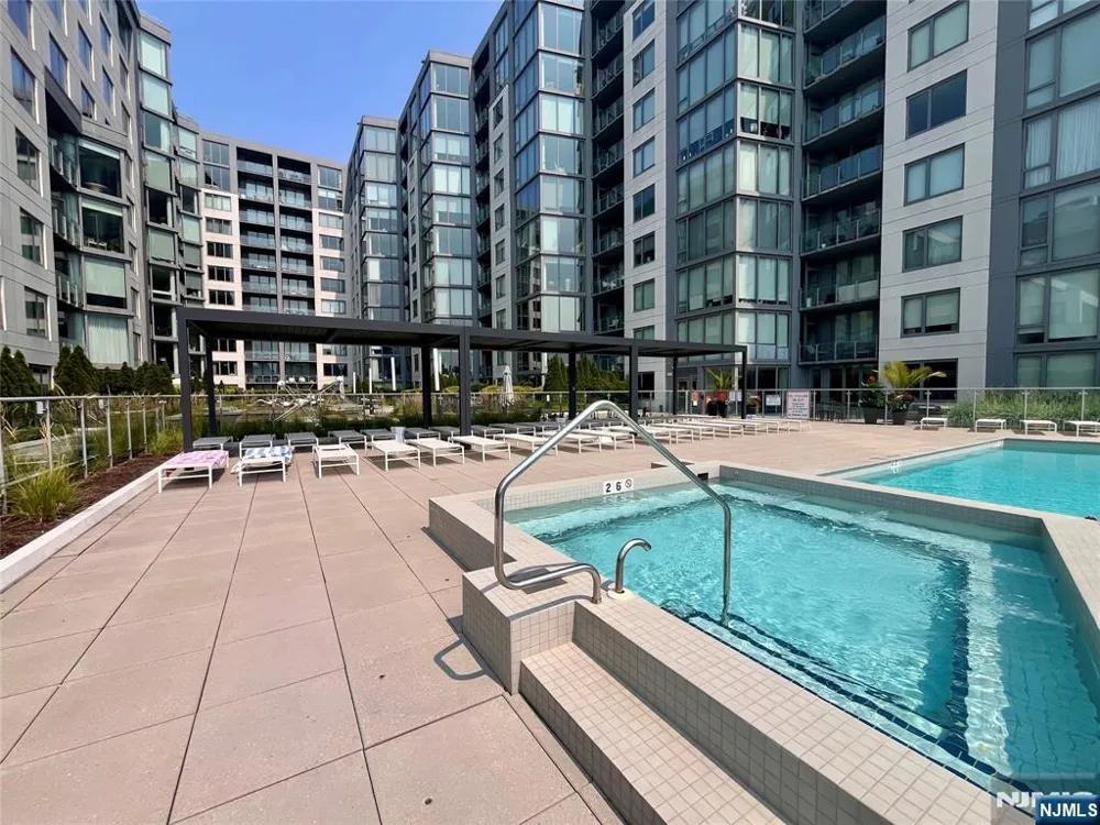 9 Ave At Port Imperial 818 West New York, NJ 07093