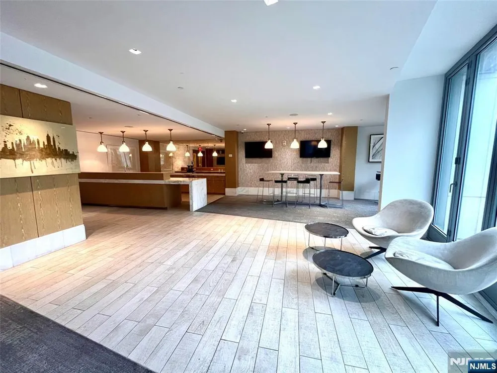 9 Ave At Port Imperial 818 West New York, NJ 07093