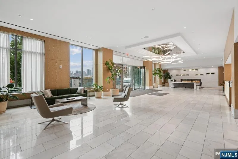 9 Ave At Port Imperial 818 West New York, NJ 07093