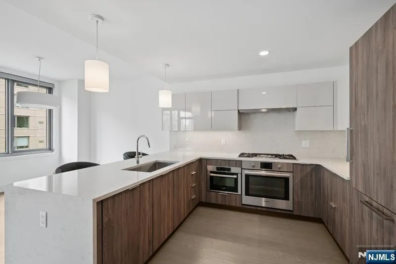 9 Ave At Port Imperial 818 West New York, NJ 07093