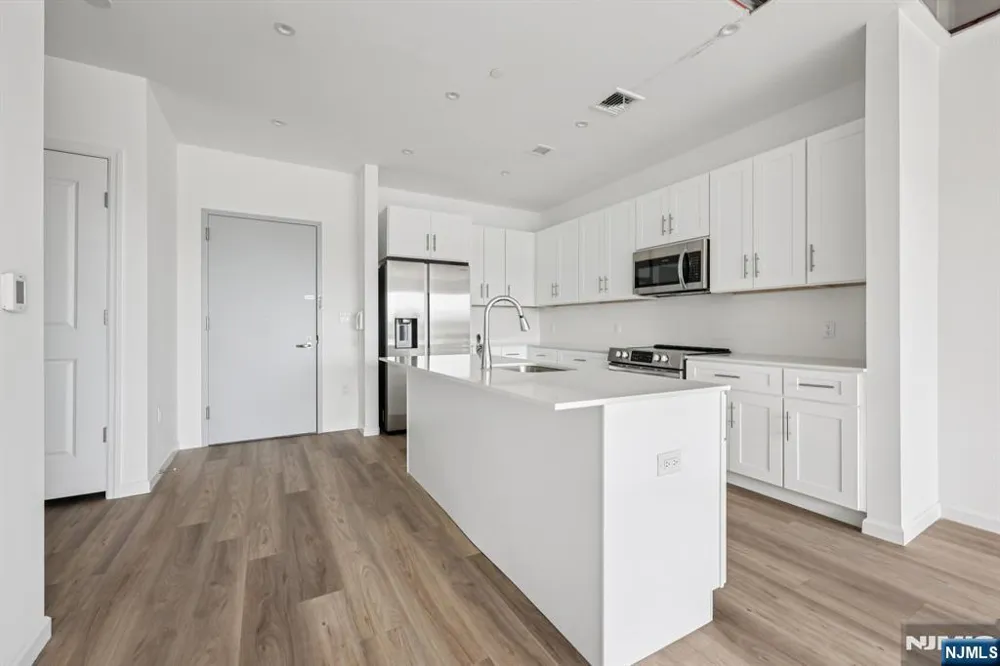 2 Executive Drive 807 Fort Lee, NJ 07024